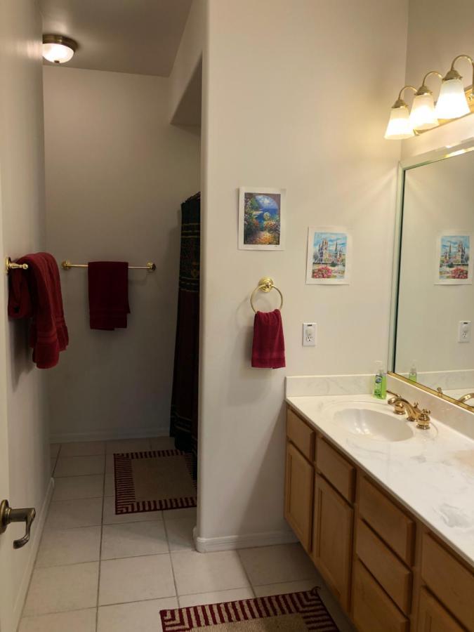 2 Master And Loft With Kitchenette In Upper Level Within Our Shared Townhome Habitación en casa particular *